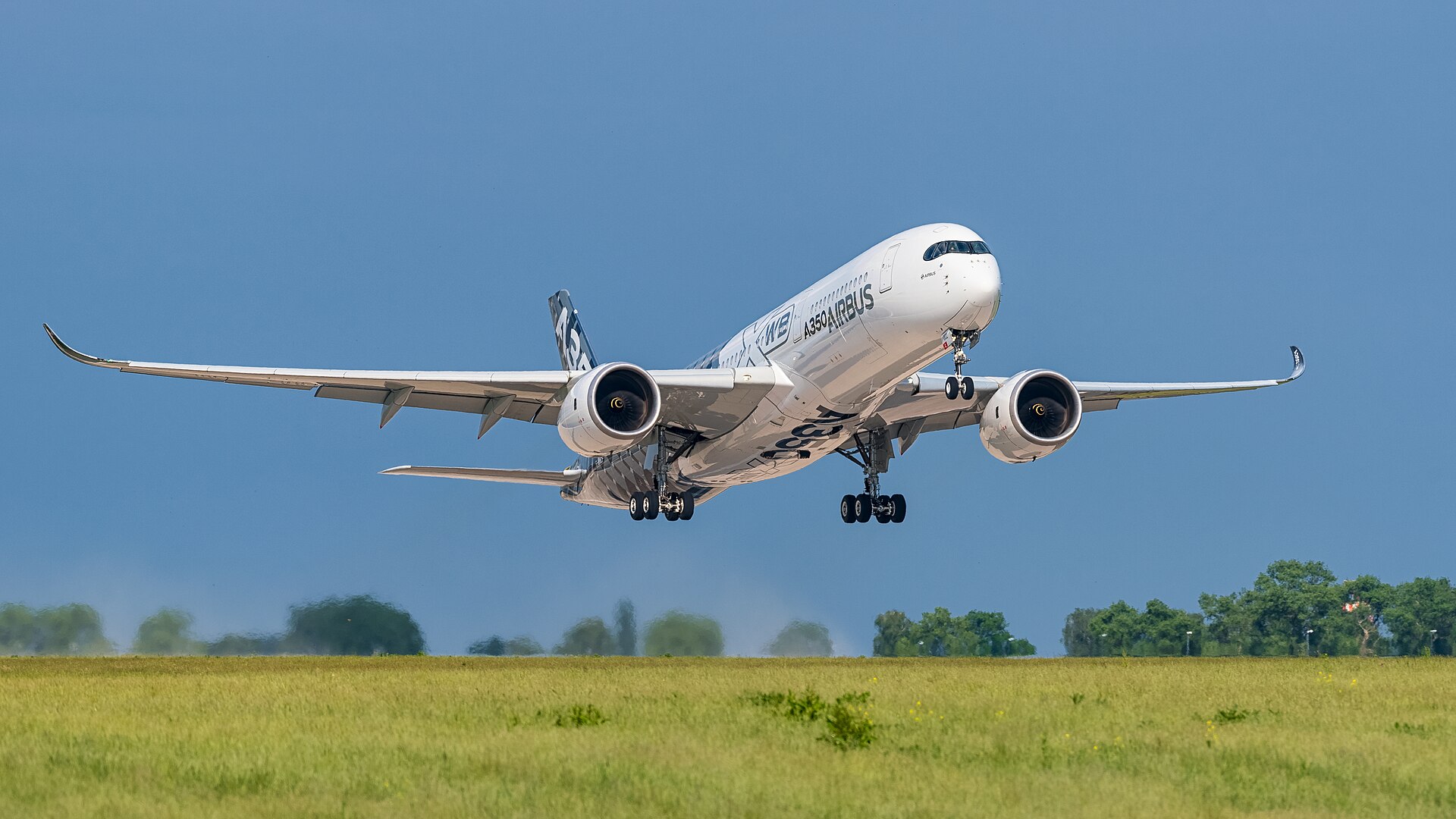 Airbus A350-1000 — real photograph